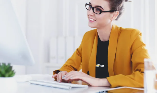 Portret młodej zmęczonej bizneswoman przy użyciu laptopa i pracy — Zdjęcie stockowe