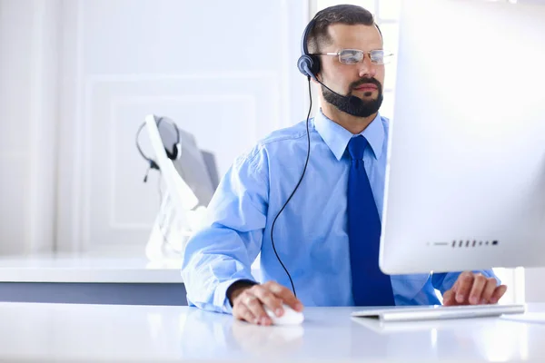 办公室里的商人拿着耳机，Skype，在电话里聊天 — 图库照片