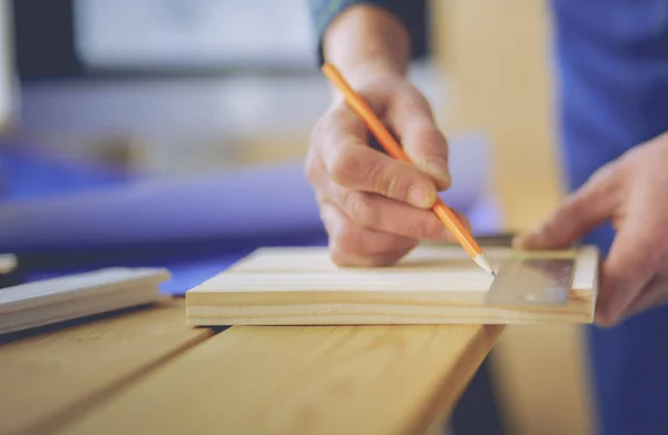 Architect werkt aan tekentafel in kantoor — Stockfoto