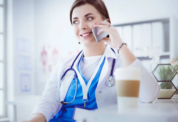 Kvinnlig läkare talar i telefon i diagnostikcenter — Stockfoto