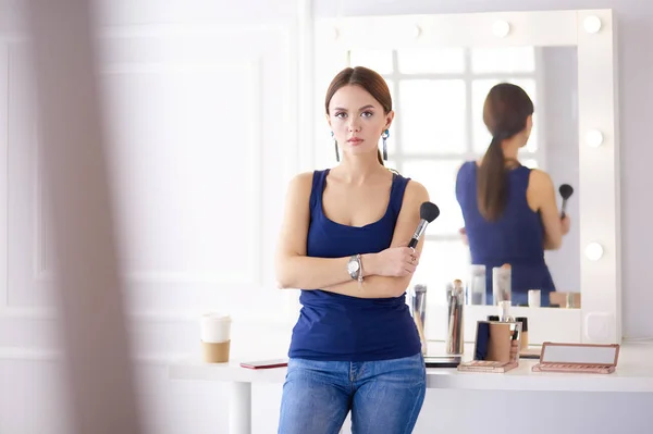 Menina bonita com escova de pó cosmético para maquiagem. Maquiagem. Maquilagem aplicando para pele perfeita — Fotografia de Stock