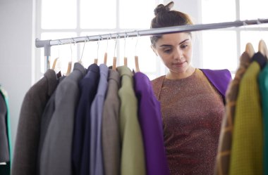 Askıları olan güzel bir stilist.