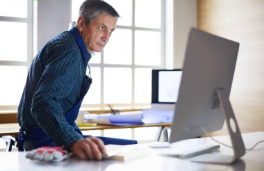 Ofisteki çizim masasında çalışan mimar