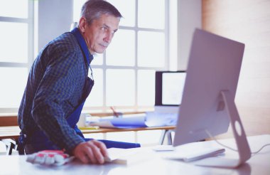 Ofisteki çizim masasında çalışan mimar