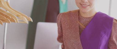 Askıları olan güzel bir stilist.