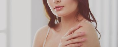 Evdeki yatakta uzanmış güzel esmer.