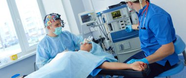 Ameliyathanede çalışan bir cerrah.