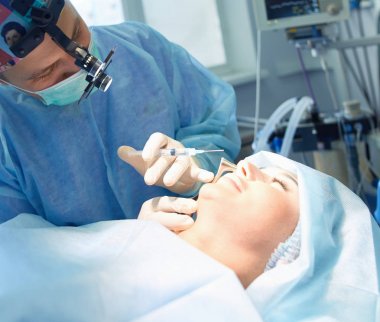 Ameliyathanede çalışan bir cerrah.