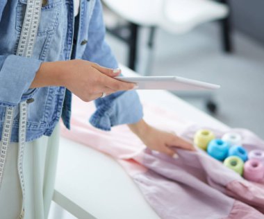 Moda Tasarımcısı kadın stüdyoda tasarımları ile iPad üzerinde