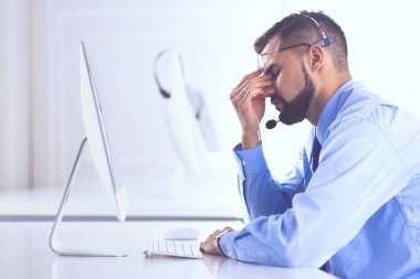 Ofisteki iş adamı telefonda kulaklıkla, Skype, FaceTime