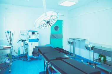 Modern klinikteki ameliyathane.