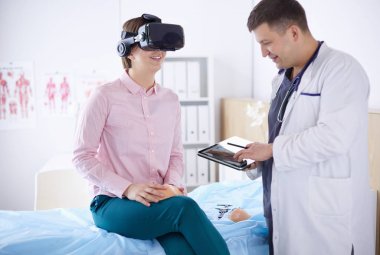 Teletıp konseptinde VR gözlüklü hasta kadın.