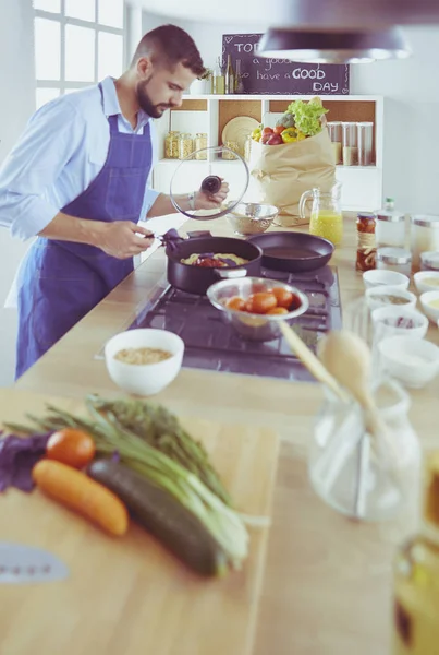 Hombre preparando comida deliciosa y saludable en la cocina casera —  Fotos de Stock