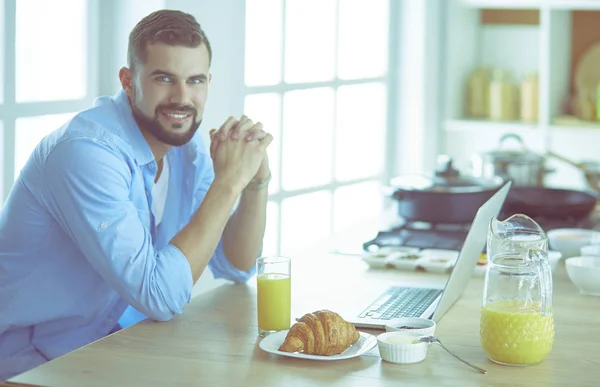 Man bereidt heerlijk en gezond eten in de huiskeuken — Stockfoto