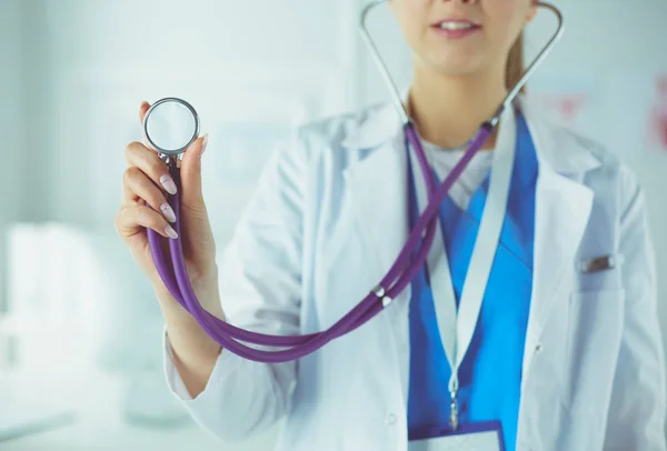 Médico sonriente mujer con estetoscopio en el hospital —  Fotos de Stock