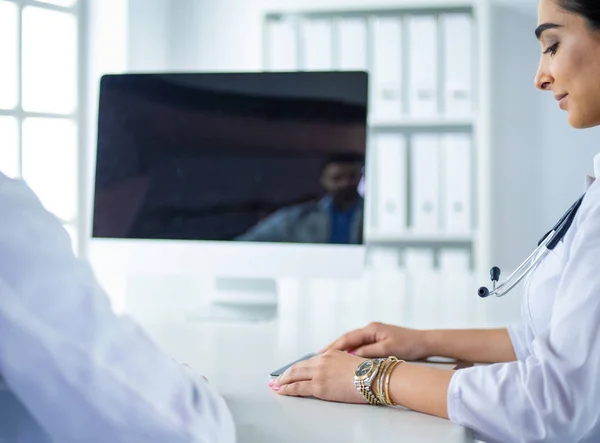 Erfolgreiche Ärzte diskutieren Dokumente und lächeln während der Konferenz — Stockfoto