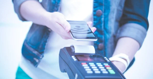 Client paie avec smartphone dans la boutique en utilisant la technologie NFC. Technologie NFC. Le client paie — Photo