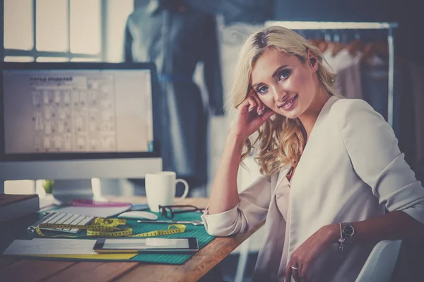 Diseñadora de moda mujer trabajando en sus diseños en el estudio. — Foto de Stock