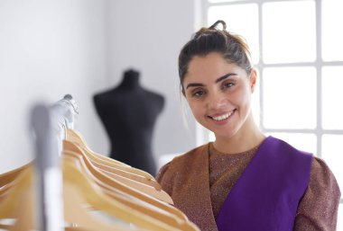 Askıları olan güzel bir stilist.