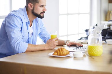 Adam ev mutfağında lezzetli ve sağlıklı yemekler hazırlıyor.