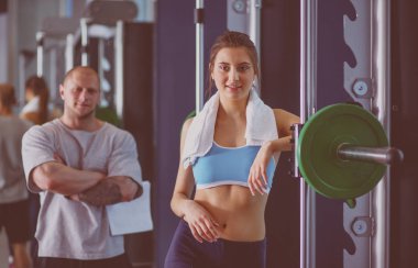 Güzel kadın onu antrenman ör ile egzersiz jimnastik salonu. Güzel kadın. Spor salonu