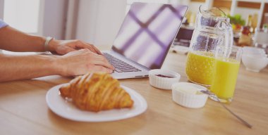 Adam ev mutfağında lezzetli ve sağlıklı yemekler hazırlıyor.