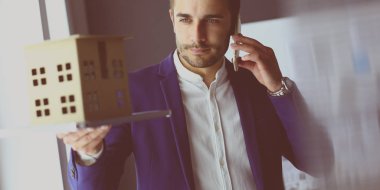 Ev minyatür Office el ayakta tutan işadamı.