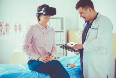 Teletıp konseptinde VR gözlüklü hasta kadın.