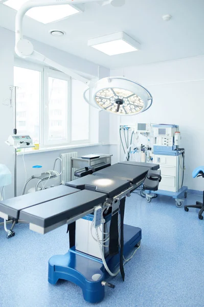 Інтер'єр операційної кімнати в сучасній клініці — стокове фото
