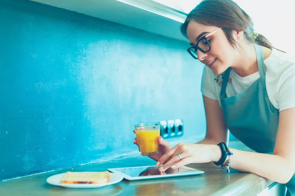 Портрет молодой привлекательной белой брюнетки домохозяйки на кухне. Утро с чашкой кофе и планшета ПК — стоковое фото