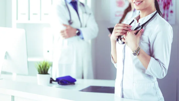 Attractive female doctor in front of medical group — Stock Photo, Image