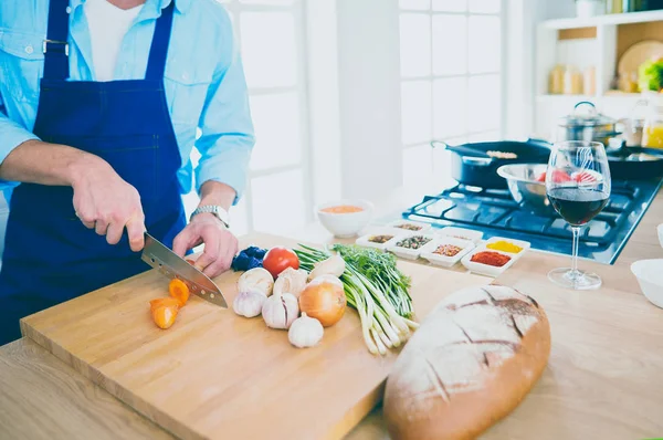 Uomo che prepara cibo delizioso e sano nella cucina di casa — Foto Stock