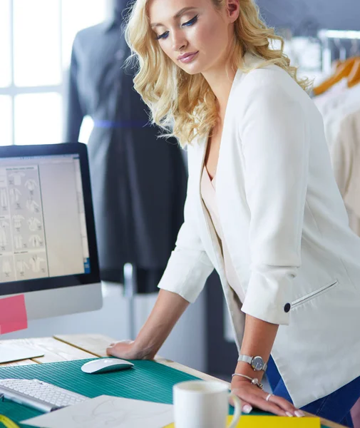 Donna stilista che lavora sui suoi disegni in studio. — Foto Stock