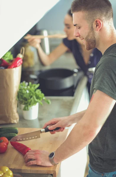 Paar koken samen in hun keuken thuis — Stockfoto