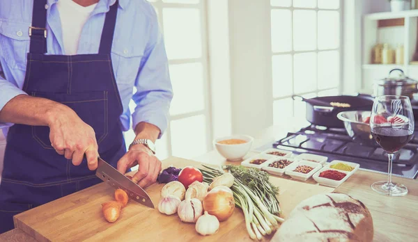 Homem preparando comida deliciosa e saudável na cozinha da casa — Fotografia de Stock