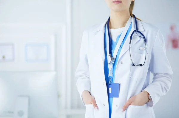 Dokter wanita berdiri dengan stetoskop di rumah sakit — Stok Foto