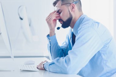 Ofisteki aşırı işten memnun olmayan yakışıklı bir iş adamı.