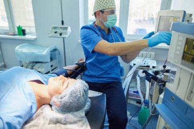 Ameliyathanede çalışan bir cerrah.