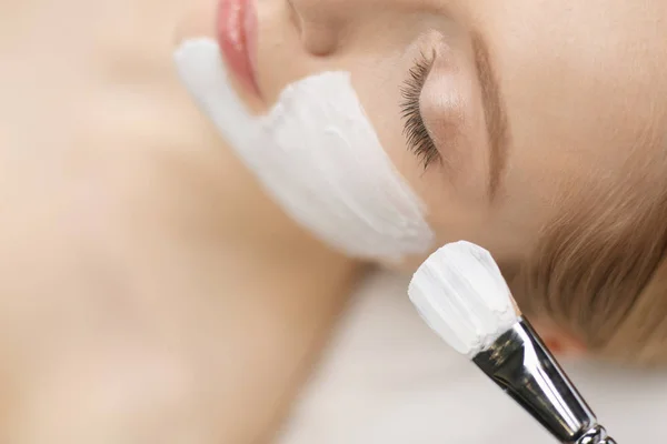 Aplicación mascarilla facial Spa. Spa belleza máscara facial orgánica aplicación en el salón de spa de día. —  Fotos de Stock