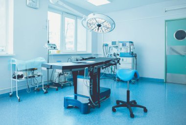 Modern klinikteki ameliyathane.