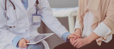 Doktor ve hasta masada otururken bir şey tartışıyorlar. İlaç ve sağlık hizmetleri kavramı