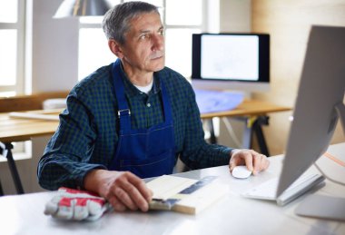 Ofisteki çizim masasında çalışan mimar