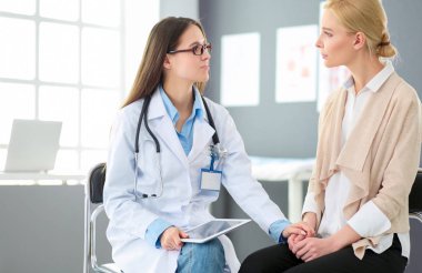 Doktor ve hasta masada otururken bir şey tartışıyorlar. İlaç ve sağlık hizmetleri kavramı