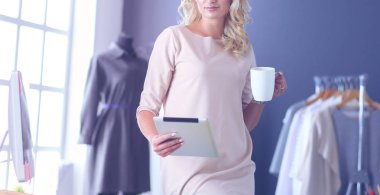 Moda tasarımcısı kadın stüdyoda tasarımları üzerinde çalışıyor..