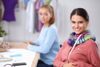 Stüdyoda çalışan genç moda tasarımcısı giysileri