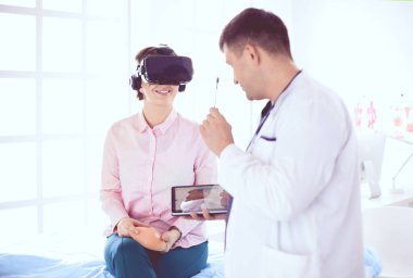 Teletıp konseptinde VR gözlüklü hasta kadın.