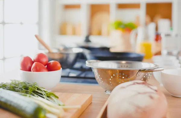 Man förbereder läcker och hälsosam mat i hemköket — Stockfoto