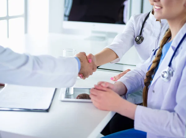 Dottore stringe la mano con un paziente isolato su sfondo bianco — Foto Stock