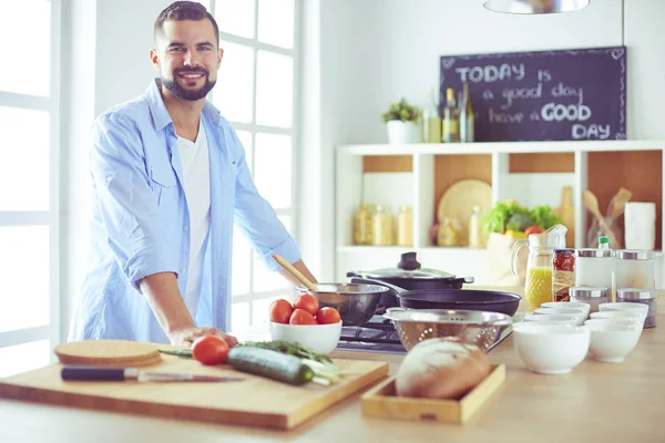 Hombre preparando comida deliciosa y saludable en la cocina casera —  Fotos de Stock