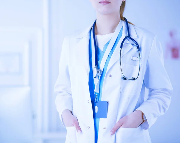 Woman doctor standing with stethoscope at hospital — Stock Photo, Image